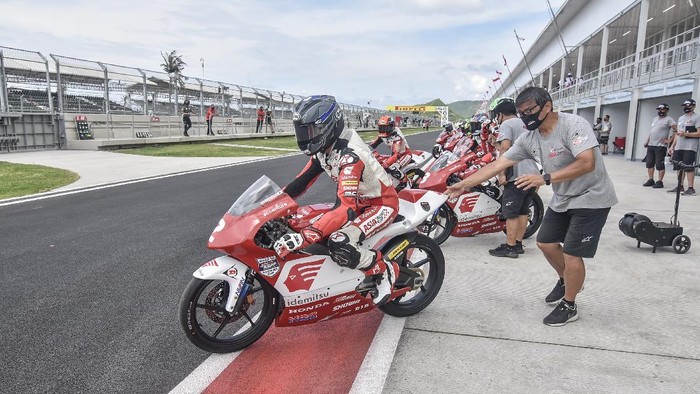 SESI LATIHAN BEBAS IATC MANDALIKA Pembalap melaju saat sesi latihan bebas latihan bebas pertama (Free Practice 1/FP1) balapan Idemitsu Asia Talent Cup (IATC) atau MotoGP Junior di Pertamina Mandalika International Street Circuit di KEK Mandalika, Desa Kuta, Kecamatan Pujut, Praya, Lombok Tengah, NTB, Jumat (19/11/2021). IATC 2021 yang dimulai pada Jumat (19/11) diawali latihan bebas pertama (Free Practice 1/FP1) dan dilanjut sore harinya untuk balapan pertama (Race 1) pada pukul 16.15 Wita sebanyak 16 putaran. ANTARA FOTO/Ahmad Subaidi/foc.
