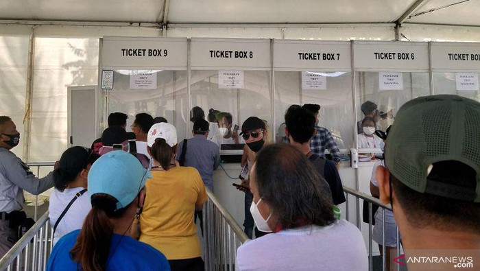 Suasana warga berdatangan ke sirkuit Mandalika.
