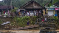 Meluapnya sungai Hantakan mengakibatkan sebuah jembatan darurat rusak hingga tak dapat digunakan warga.