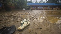 Tak hanya merusak jembatan darurat, meluapnya sungai Hantakan juga membuat sebuah bangunan sekolah dasar di kawasan tersebut dipenuhi lumpur.