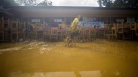 Sebelumnya, meluapnya sungai Hantakan membuat warga ramai-ramai mengevakuasi diri pada Kamis (18/11) malam. Warga khawatir luapan sungai Hantakan memicu banjir bandang seperti yang terjadi pada Januari 2021 lalu. Sementara itu, meluapnya sungai Hantakan terjadi akibat intensitas tinggi yang mengguyur daerah tersebut.