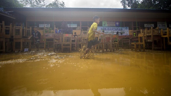 Sungai Hantakan Meluap, Jembatan Rusak-Sekolah Dipenuhi Lumpur Sungai Hantakan di kawasan Kalimantan Selatan meluap. Akibatnya, sebuah jembatan darurat terbawa arus dan satu sekolah dasar dipenuhi lumpur. Ini potretnya.