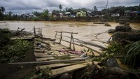 Begini kondisi salah satu jembatan darurat yang rusak akibat meluapnya sungai Hantakan di Kecamatan Hantakan, Kabupaten Hulu Sungai Tengah, Kalimantan Selatan (Kalsel), Jumat (19/11/2021).