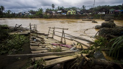 Sungai Hantakan Kalsel Meluap, Jembatan Hancur-Sekolah Dipenuhi Lumpur
