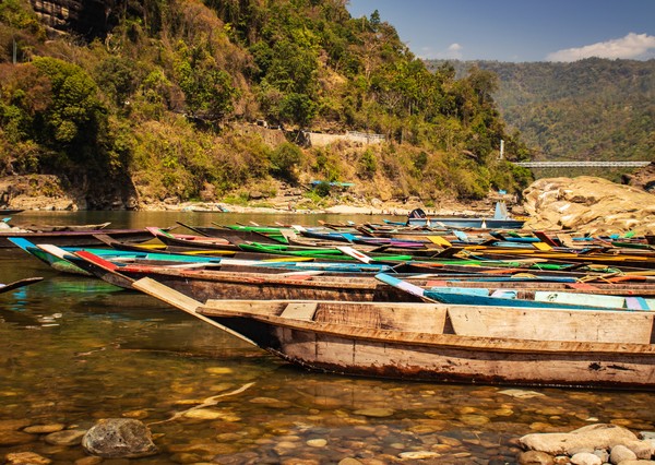 Sungai Umngot juga punya nama lain yaitu Sungai Dawki. Sungai ini berada di Desa Shnongpdeng, sekitar 100 kilometer dari Shillong. Sungai ini cuma berjarak 2 kilometer dari perbatasan Bangladesh. 