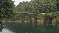 alah satu atraksi menarik di sana adalah jembatan gantung yang menyajikan pemandangan indah. Wsiatawan juga bisa menikmati sungai dengan naik perahu, kano, kayak atau mencoba loncat tebing.