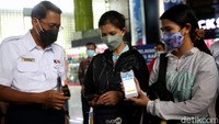 Untuk dapat menggunakan KAIPay, pelanggan harus mengupdate aplikasi KAI Access-nya minimal ke versi aplikasi 4.7.4 pengembangan versi 104. Pada halaman beranda, klik ikon KAIPay untuk melakukan aktivasi dengan melengkapi identitas dan melakukan verifikasi OTP yang dikirim via Whatsapp, apabila nomor HP belum terdaftar Whatsapp, OTP akan dikirimkan melalui SMS. Terakhir, pelanggan diarahkan membuat PIN KAIPay untuk keamanan transaksi. KAIPay akan muncul menjadi salah satu opsi pada menu metode pembayaran yang dapat pelanggan gunakan untuk menyelesaikan transaksi. Pengisian saldo KAIPay dapat dilakukan melalui transfer Virtual Account di beberapa Bank dan melalui minimarket, dengan biaya administrasi Rp0 selama masa promo berlangsung.