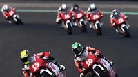 Sejumlah pembalap kelas Idemitsu Asia Talent Cup (IATC) 2021 melaju saat Race 1 di Pertamina Mandalika International Street Circuit, Lombok Tengah, Nusa Tenggara Barat, Jumat (19/11/2021).