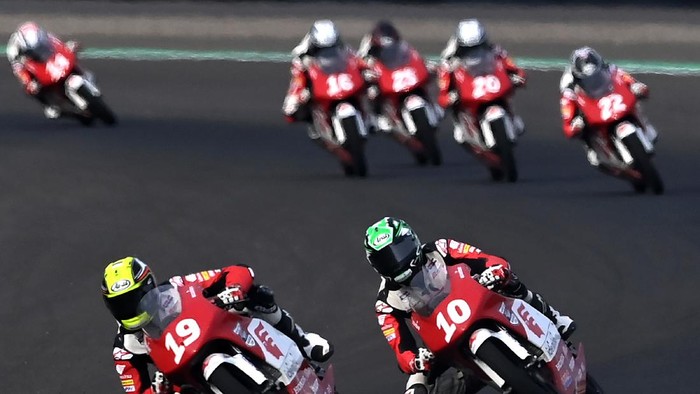 Pebalap Jepang Taiyo Furusato jadi yang tercepat di Race 1 kelas Idemitsu Asia Talent Cup (IATC) di Sirkuit Mandalika, NTB. Begini momennya.