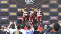 Pebalap IATC Taiyo Furusato (tengah), Daniel Sharil (kiri) dan Gun Mie (kanan) berpose saat naik podium balapan hari pertama Idemitsu Asia Talent Cup (IATC) atau MotoGP Junior di Pertamina Mandalika International Street Circuit di KEK Mandalika, Desa Kuta, Kecamatan Pujut, Praya, Lombok Tengah, NTB, Jumat (19/11/2021).
