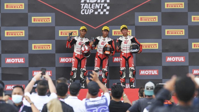 Pebalap Jepang Taiyo Furusato jadi yang tercepat di Race 1 kelas Idemitsu Asia Talent Cup (IATC) di Sirkuit Mandalika, NTB. Begini momennya.