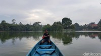 Untuk naik wahana air, harga sampan saat weekday Rp 30 ribu dengan durasi sekitar 30 menit.
