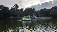 Juga ada bebek-bebekan yang bisa dinaiki bersama teman atau pasangan, nih.