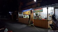 Ada juga kuliner yang bisa kamu cicipi sembari menungu malam di Taman Edukasi Ganespha.