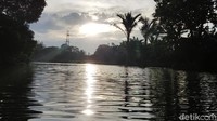 Adapun waktu terbaik untuk datang ke sini adalah saat sore. Jika cuaca cerah, kamu bisa menikmati sunset sembari menikmati ragam cemilan di pinggir danau.
