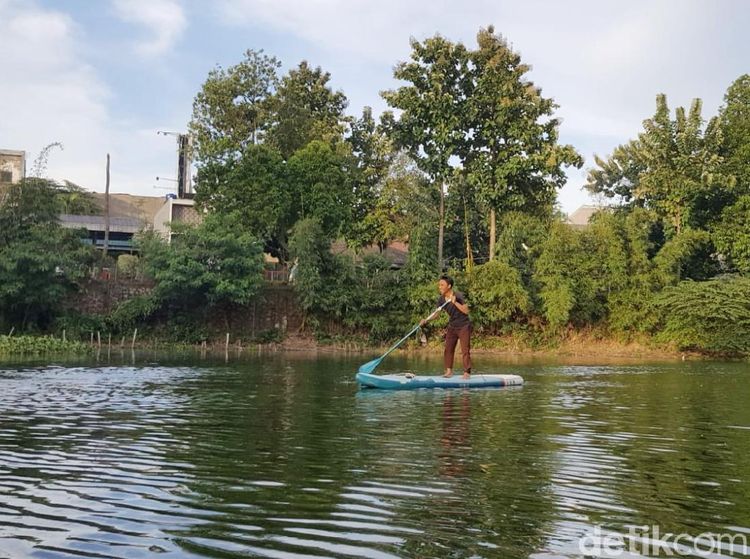 Bisa Lho, Main Paddle Board Seperti Bu Susi di Tangsel