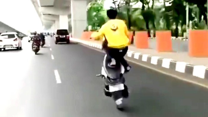 Tangkapan layar video viral pemotor di Makassar freestyle di jalan raya. (dok. Istimewa)