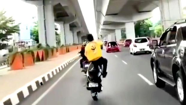 Tangkapan layar video viral pemotor di Makassar freestyle di jalan raya. (dok. Istimewa)