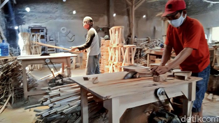 Pandemi tak membuat perajin di Klaten berhenti memproduksi stool atau bangku tanpa sandaran. Stool buatan Klaten itu bahkan jadi incaran para pembeli dari Eropa