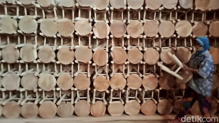 Pandemi tak membuat perajin di Klaten berhenti memproduksi stool atau bangku tanpa sandaran. Stool buatan Klaten itu bahkan jadi incaran para pembeli dari Eropa