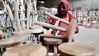 Seorang perajin tengah membuat kerajinan bangku tanpa sandaran atau stool di kawasan Klaten, Jawa Tengah, Jumat (19/11/2021).