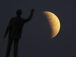 Keren! Gambar Gerhana Bulan Sebagian dari Berbagai Penjuru Dunia