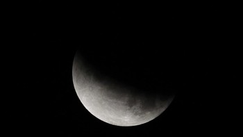 Umbra Bumi sebagian membayangi Bulan saat gerhana bulan parsial pada pukul 2106 GMT di Kolkata, India, Rabu, 17 Juli 2019. Gerhana bulan ini terlihat di negara-negara Amerika Selatan, Eropa, Afrika, Asia, dan Australia, menurut NASA . Gerhana Bulan total terakhir terjadi pada 21 Januari 2019 dan gerhana bulan total berikutnya terlihat pada 26 Mei 2021.Foto: AP/Natacha Pisarenko