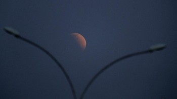 Gerhana Bulan parsial muncul di langit di Brasilia, Brasil, Selasa, 16 Juli 2019. Foto: AP/Natacha Pisarenko