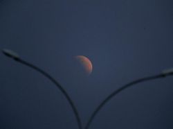 Keren! Gambar Gerhana Bulan Sebagian dari Berbagai Penjuru Dunia