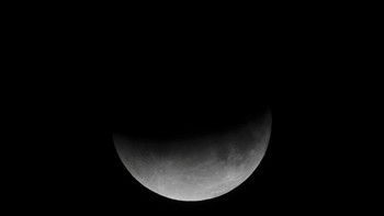 Bulan purnama terlihat saat gerhana Bulan parsial di Dubai, Uni Emirat Arab, Selasa, 16 Juli 2019. Foto: AP/Natacha Pisarenko