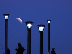 Keren! Gambar Gerhana Bulan Sebagian dari Berbagai Penjuru Dunia