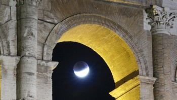 Bulan purnama terlihat di atas Colosseum selama gerhana Bulan parsial, di Roma, Selasa malam, 16 Juli 2019. Gerhana itu bertepatan dengan peringatan 50 tahun peluncuran misi Apollo 11 yang mendarat pertama kali pada 16 Juli 1969.Foto: AP/Natacha Pisarenko