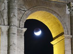 Keren! Gambar Gerhana Bulan Sebagian dari Berbagai Penjuru Dunia