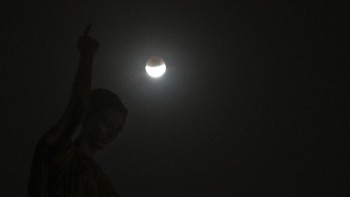 Bayangan Bumi menutupi Bulan saat gerhana Bulan parsial di atas Monumen Liberty di Nicosia, Siprus, Rabu pagi, 17 Juli 2019. Foto: AP/Natacha Pisarenko