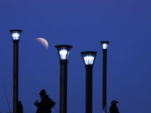 Keren! Gambar Gerhana Bulan Sebagian dari Berbagai Penjuru Dunia