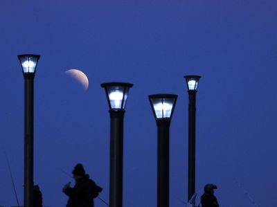 Keren! Gambar Gerhana Bulan Sebagian dari Berbagai Penjuru Dunia