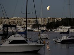 Keren! Gambar Gerhana Bulan Sebagian dari Berbagai Penjuru Dunia