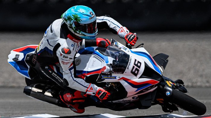 Tom Sykes Terjatuh di Sesi Latihan Bebas WSBK Pembalap tim BMW MOTORRAD WorldSBK Tom Sykes terjatuh saat sesi latihan bebas pertama (FP1) di Pertamina Mandalika International Street Circuit, Lombok Tengah, Nusa Tenggara Barat (NTB), Jumat (19/11/2021). ANTARA FOTO/Sigid Kurniawan/foc.