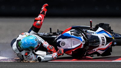 Tom Sykes Terjatuh di Sesi Latihan Bebas WSBK Mandalika