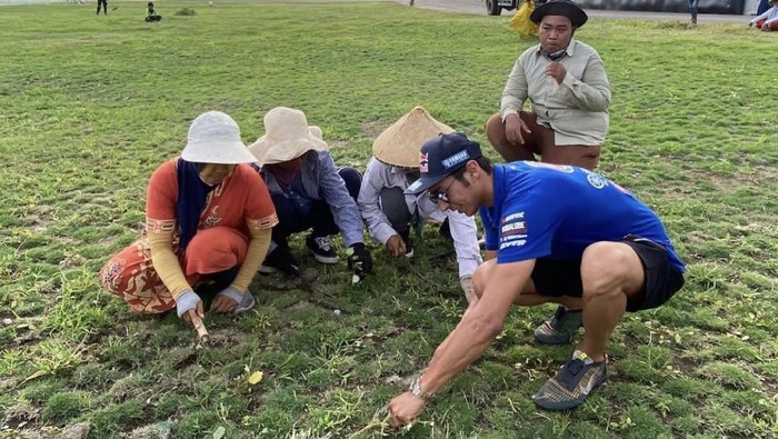 Aksi unik Toprak Razgatlioglu potong rumput jelang balapan WSBK