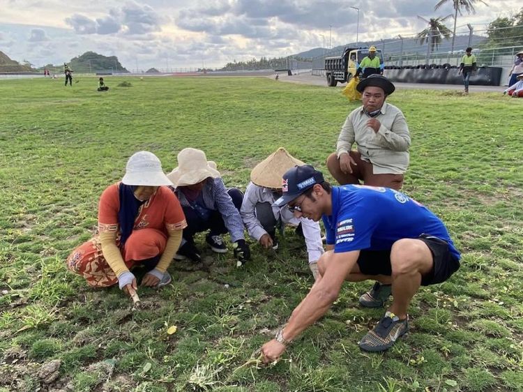 Aksi Toprak Razgatlioglu Potong Rumput Jelang Balapan di Mandalika