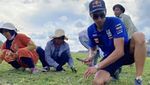 Aksi Toprak Razgatlioglu Potong Rumput Jelang Balapan di Mandalika