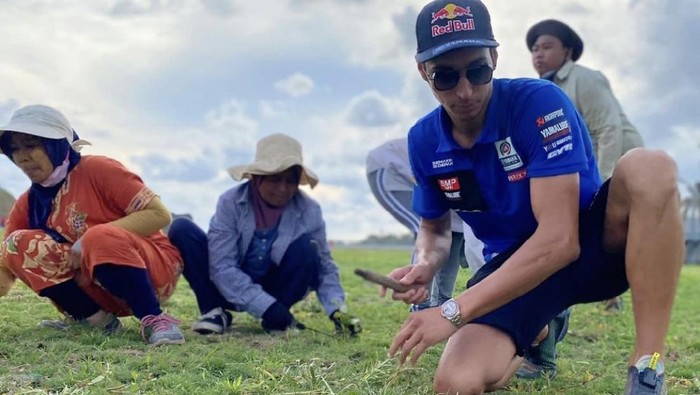 Toprak Razgatlioglu Aksi unik Toprak Razgatlioglu potong rumput jelang balapan WSBK