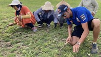 Sebelum melaju menghadapi race-race penentu, ia pun membagikan aktivitasnya potong rumput dulu. Instagram.com/toprak_tr54.
