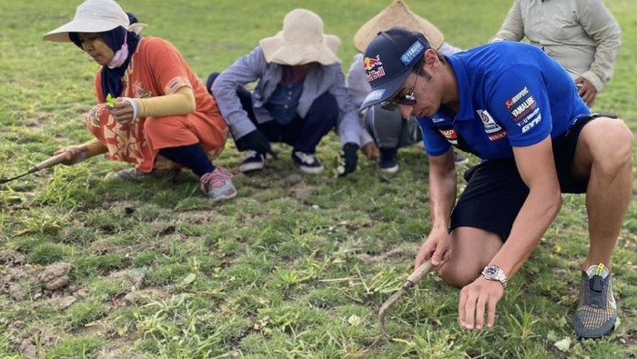 Aksi unik Toprak Razgatlioglu potong rumput jelang balapan WSBK