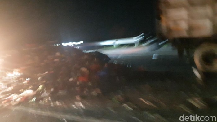 Sampah di Tol Tangerang-Merak KM 51 yang masih menumpuk di tengah jalan. Sampah itu tumpah setelah truknya mengalami kecelakaan.