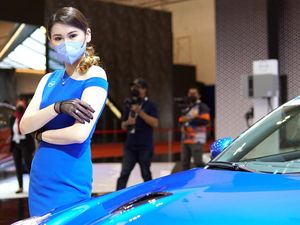 Suka Duka Usher GIIAS 2021: Berdiri 5 Jam, Kedinginan, Dimintai Nomor WA