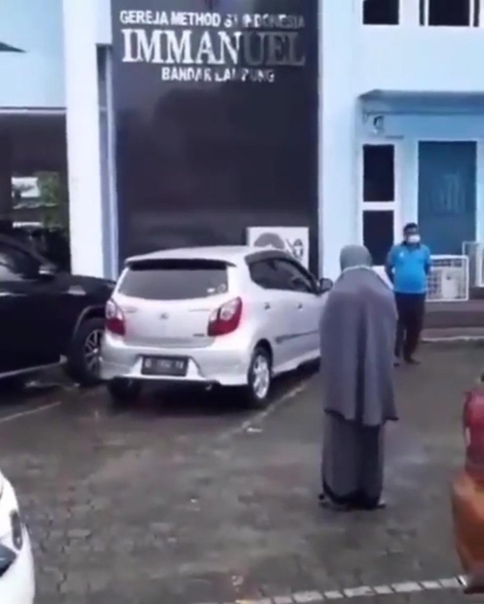 Video seorang wanita salat di halaman sebuah gereja di Lampung viral di medsos. Polisi mengungkap fakta peristiwa tersebut (Screenshot video viral)