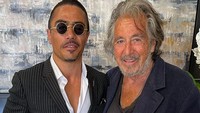 Di foto ini Salt Bae mengaku impiannya akhirnya terwujud. Ia sangat senang bisa foto bareng aktor favoritnya, Al Pacino.