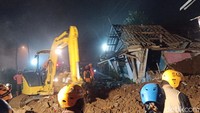 Proses evakuasi korban oleh tim gabungan dengan mengerahkan alat berat baru selesai Sabtu (20/11/2021) pagi.